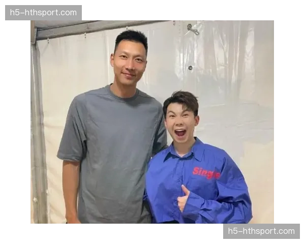 观众席亮点：易建联现身东莞篮球中心观看粤浙大战