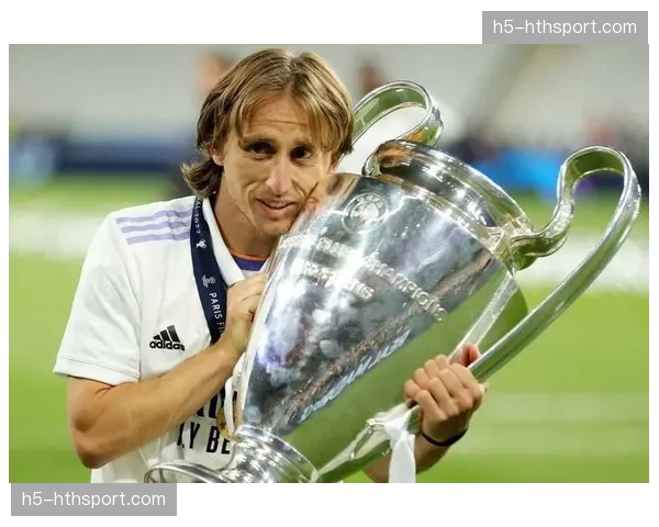 特写：皇马老将莫德里奇替补登场后对中场攻防节奏的梳理