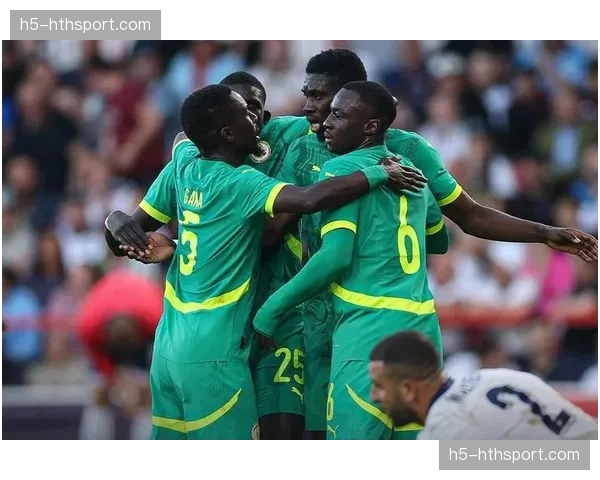 特写：终场哨响，图赫尔与西蒙尼长时间握手耳语交流